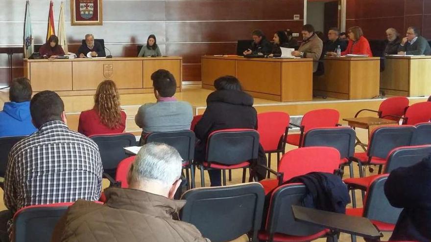 El alcalde, secretaria e interventora y los grupos de la oposición, durante un pleno en Culleredo.