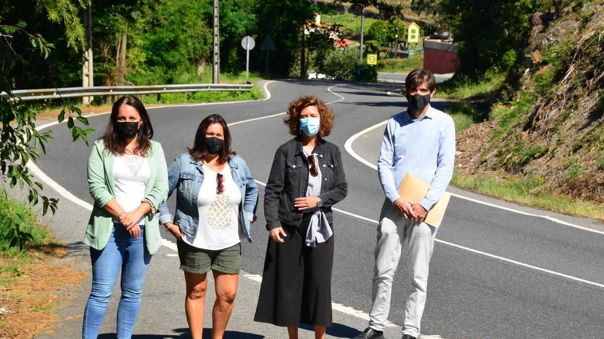 Marta Freire, la socialista Mª Carmen del Río, Leticia Gallego y el edil Rodrigo Currás, en la PO-313. / G.N.