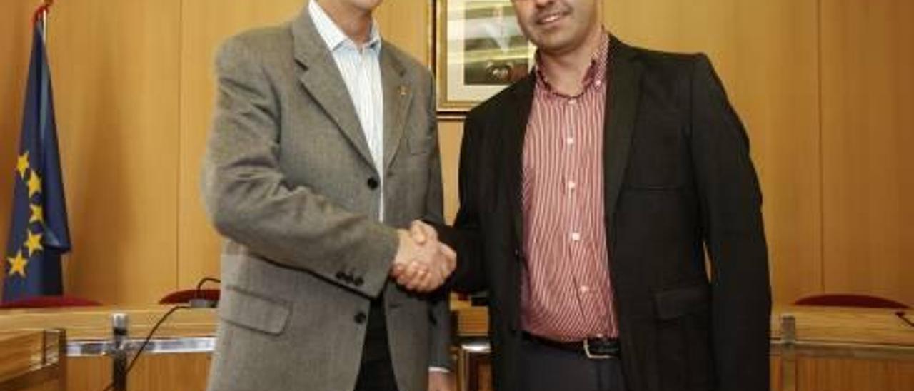 El alcalde, Manuel Díez, y el primer teniente alcalde, Antonio Puerto, ayer en el salón de plenos.