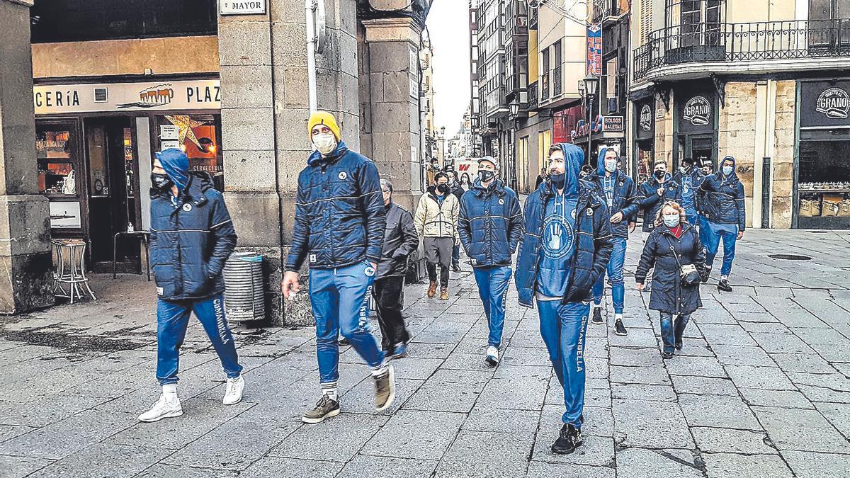 Jugadores del Innova Chef dando un paseo por la ciudad.