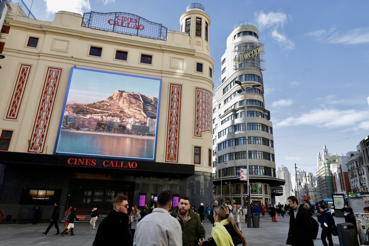 Una de las pantallas gigantes de Alicante en la plaza Callao de Madrid.