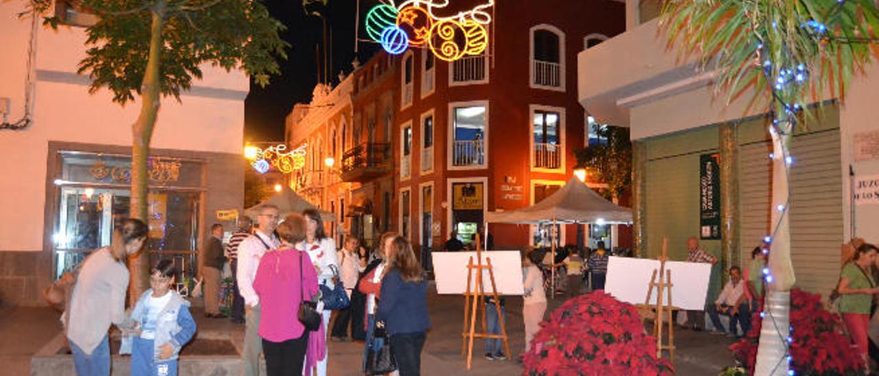 Ambiente &#039;pre-navideño&#039; ayer noche en las calles de la ciudad de Gáldar.