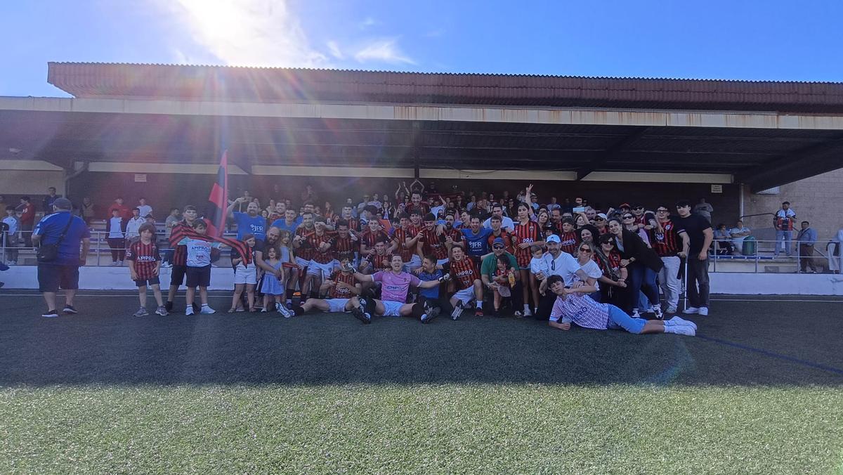 El CD Lalín celebra el ascenso a Tercera RFEF