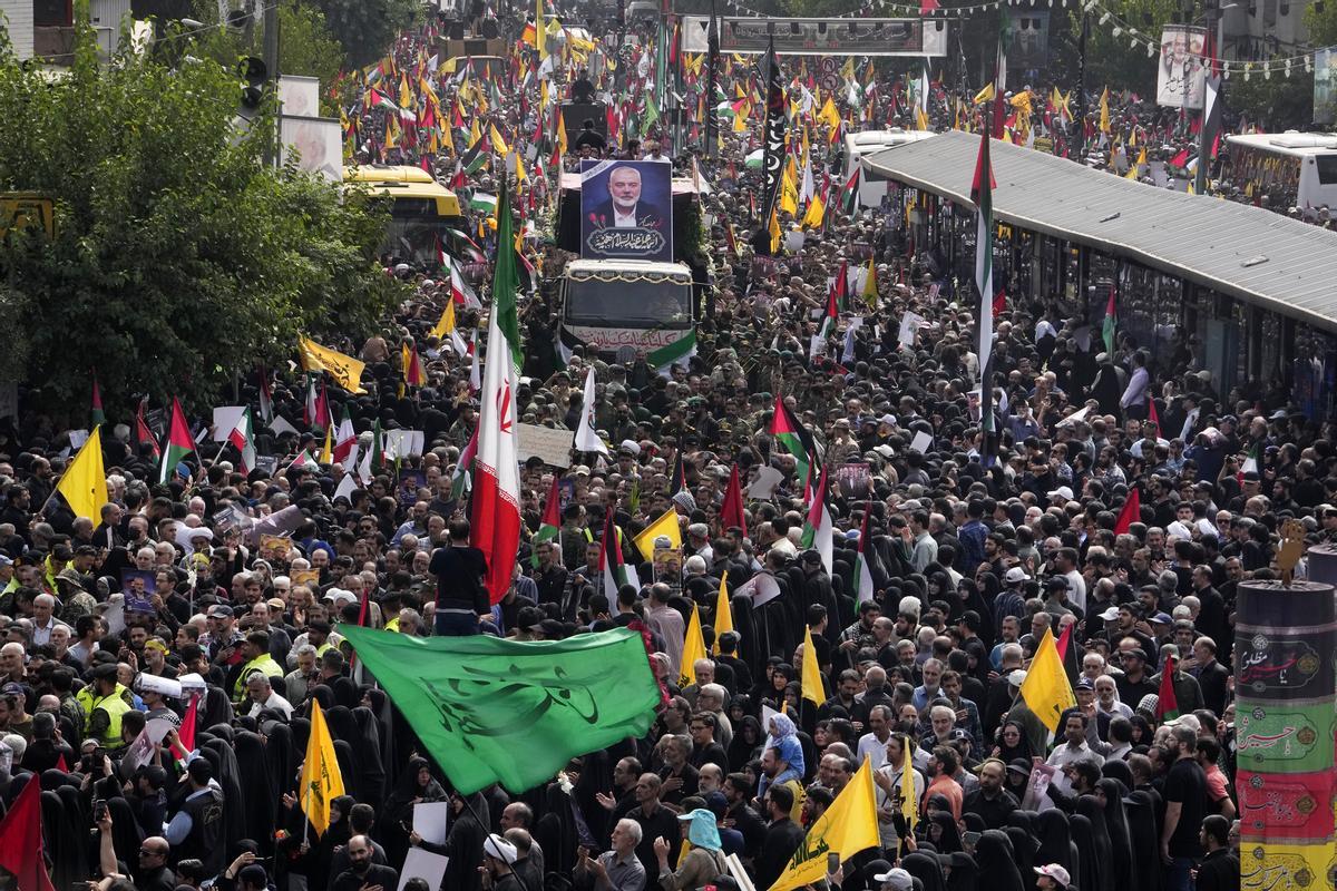 Teherán despide en un funeral multitudinario al líder de Hamás, Ismail Haniya, asesinado por Israel.