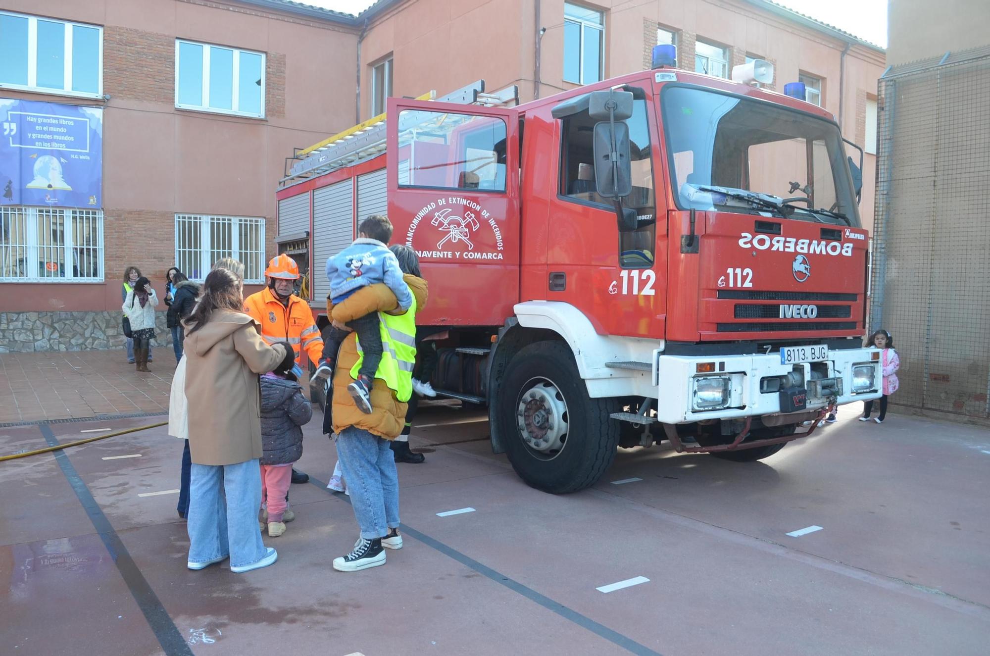 El simulacro de incendios en el colegio Fernando II de Benavente, en imágenes