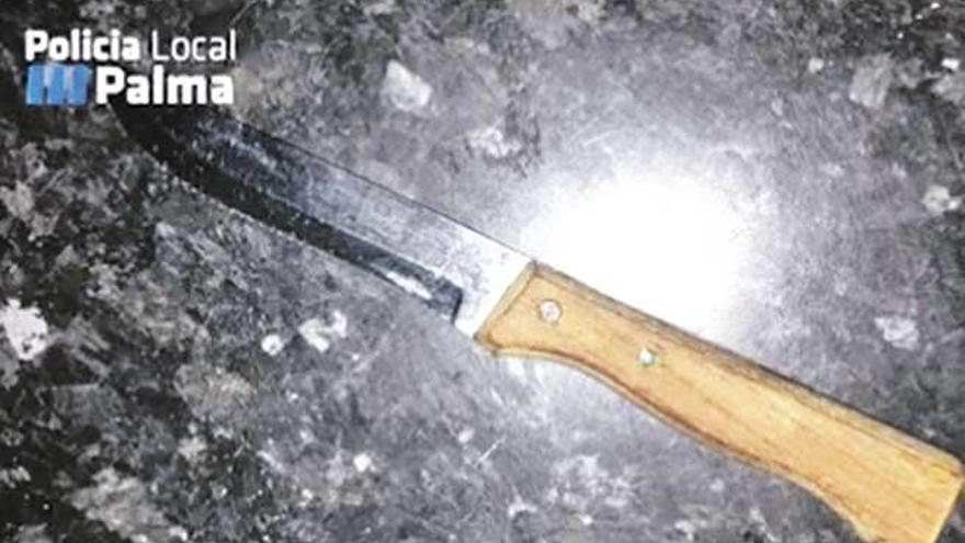 Cuchillo intervenido por la Policía Local al maltratador.