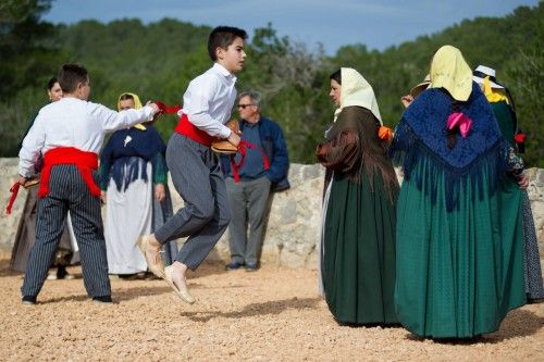 Decenas de personas asisten a la 'ballada' con la que se inaugura la restauración de este pozo del siglo XVIII ubicado en ses Salines