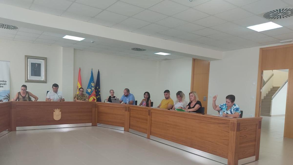 Pleno en el que la concejala Bienvenida Campillo, en la imagen a la derecha con el brazo levantado, ha anunciado su renuncia a las competencias de Educación y Recursos Humanos