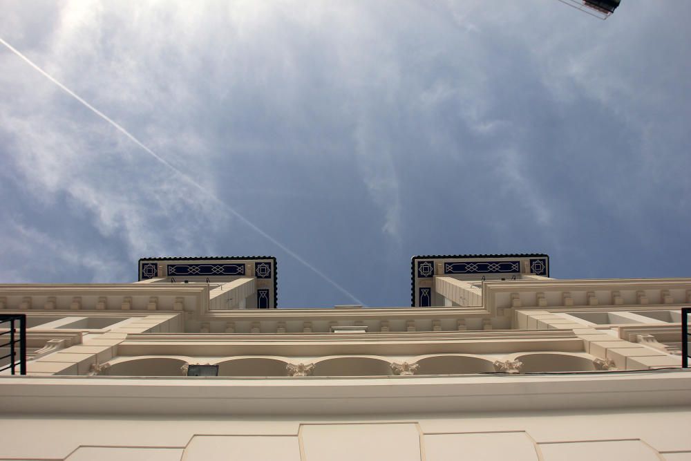 El Gran Hotel Miramar, de cinco estrellas gran lujo, abrió sus puertas al público este pasado domingo, 1 de enero, de manera parcial con un número determinado de habitaciones y servicios que permiten realizar un primer rodaje antes de la apertura completa, prevista para el mes de febrero o marzo