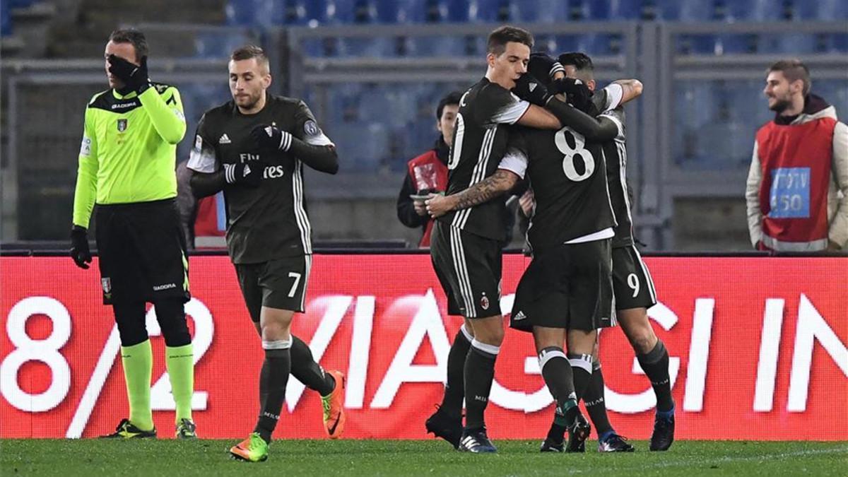 Deulofeu y sus compañeros felicitaron a Suso por su gol