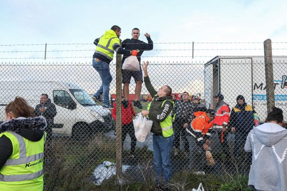 Reparten víveres a los camioneros confinados en un aeropuerto