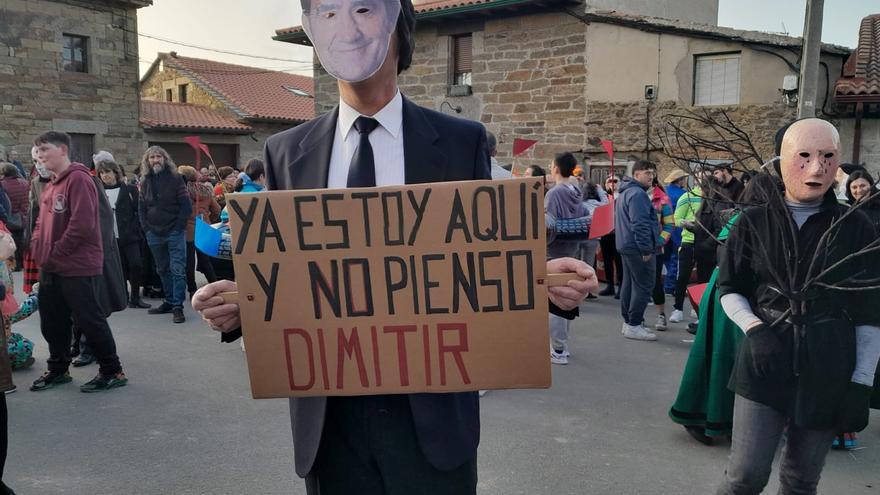 Carnaval de Villanueva de Valrojo: El consejero Suárez-Quiñones &quot;se niega&quot; a dimitir por los incendios de Zamora