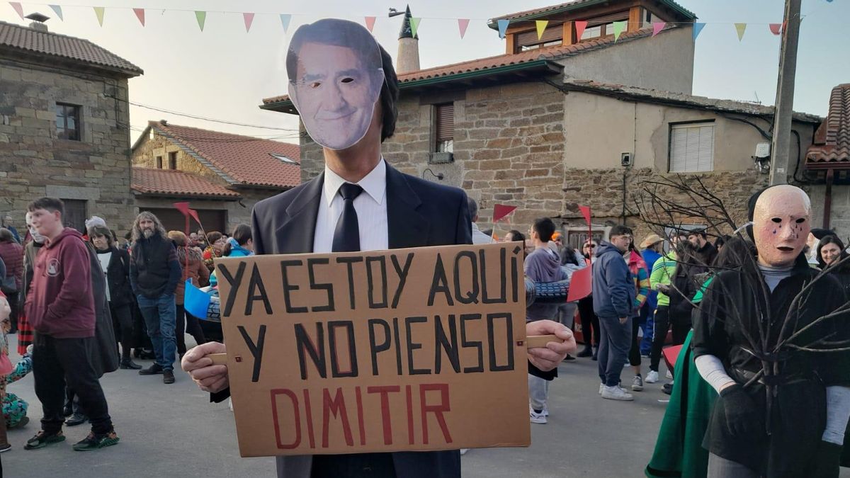 El consejero de Medio Ambiente en el carnaval de Villanueva de Valrojo.