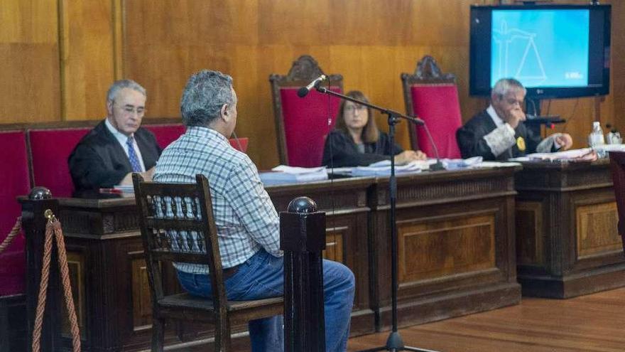 El acusado, José Alén, en la primera sesión del juicio con jurado, ayer. // Carlos Peteiro