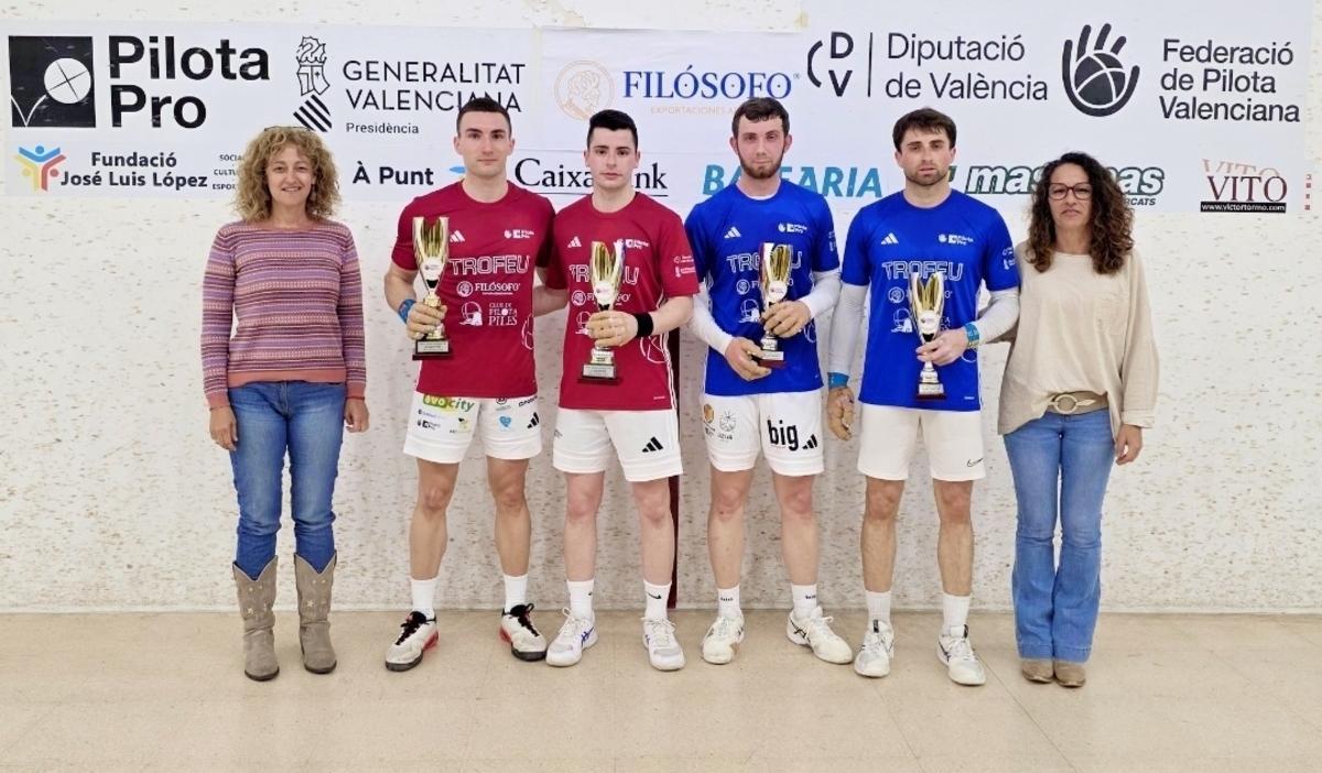 Els finalistes a Piles amb l'alcaldessa i la vicepresidenta de la FPV