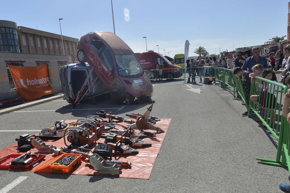 Simulacros de rescate por el 75 aniversario del Parque de Bomberos de Elche.