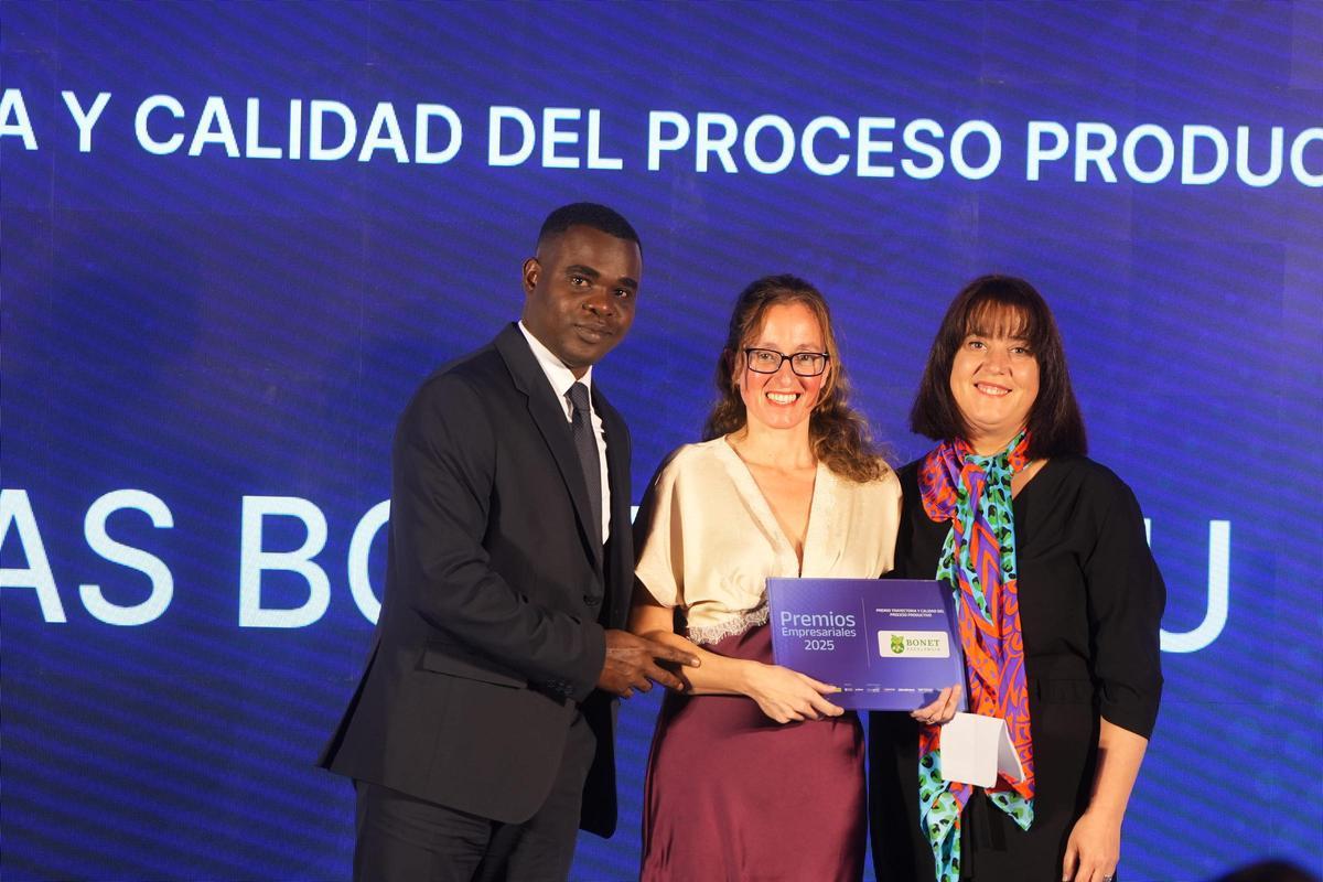 Nuri Bonet Font, gerent i administradora de Patates Bonet, al costat del seu acompanyant, va recollir el premi que va lliurar Cristina Casas, directora de Màrqueting dEOI