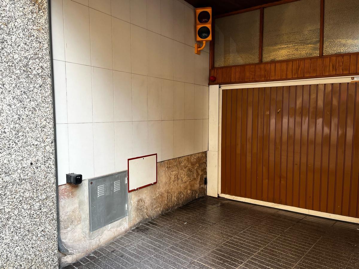 Una de las paredes en las que había aparecido la pintada, ya limpia esta mañana.