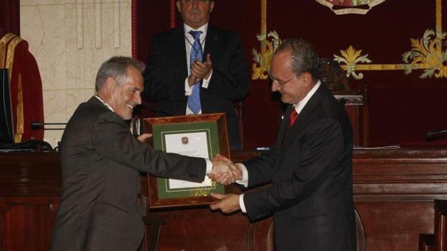 El actual director, José Cruces, recibió la distinción de manos del alcalde, Francisco de la Torre.