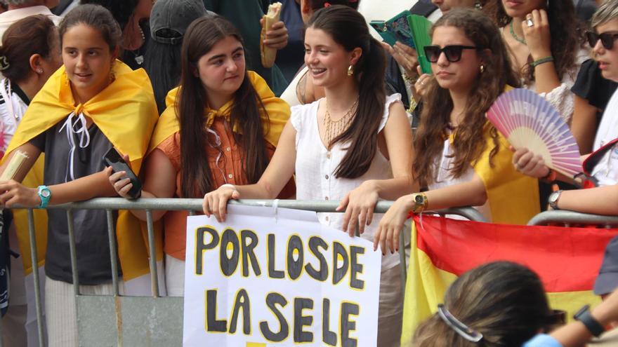 Un grup de persones espera la visita del Papa a la plaça de la catedral de Barcelona