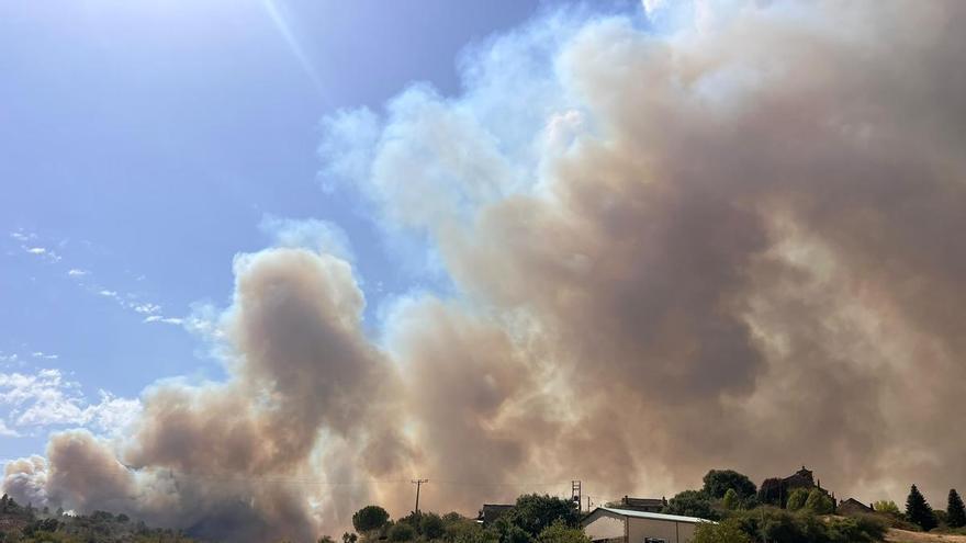 Columna de humo provocada por el incendio originado en Santa María de la Peña.