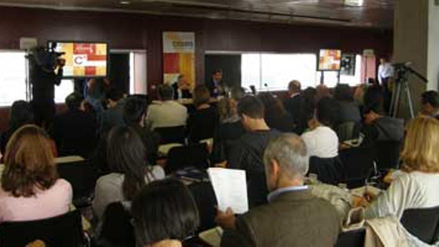 Fernández Vara pide reformar la Constitución para adaptarla a la realidad actual