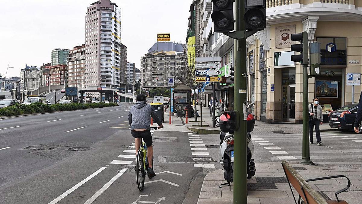 Carril bici en Linares Rivas.  | // CARLOS PARDELLAS