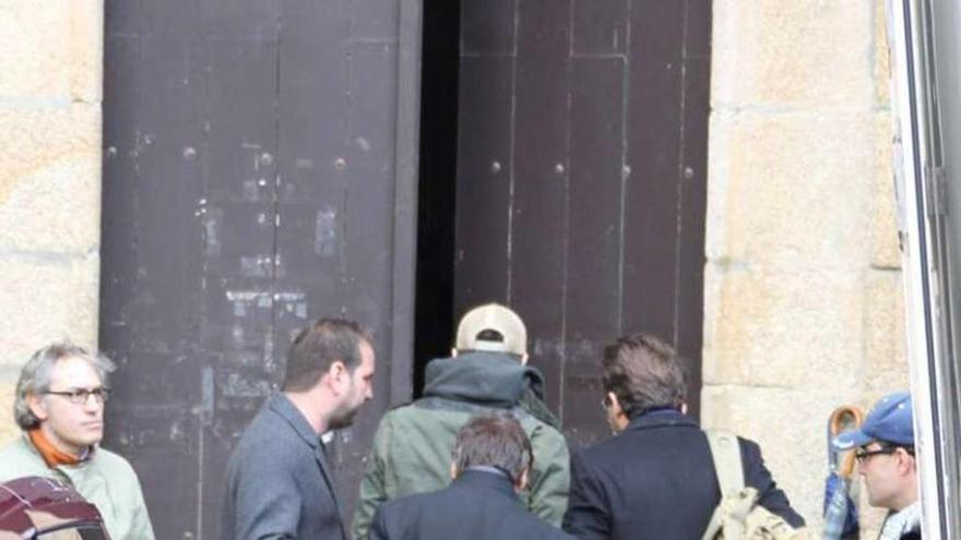 El cantante Enrique Iglesias (en la puerta, con gorra) rodó parte de un videoclip en el templo monacal el 11 de noviembre. // Bernabé