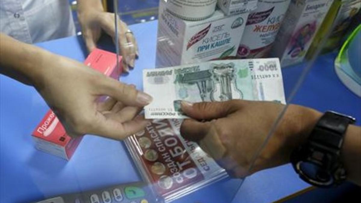 Una farmacia de Moscú recibe un billete de 1.000 rublos para comprar medicamentos.
