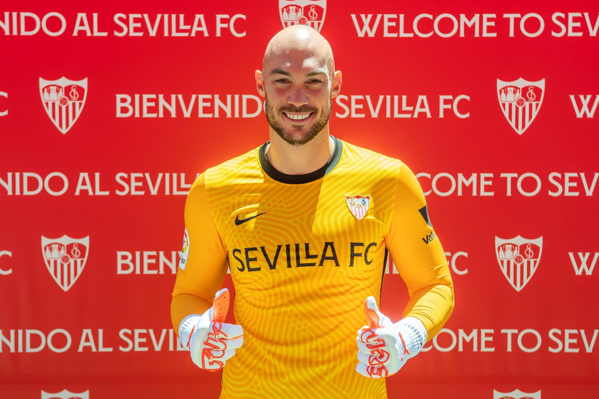 Dmitrovic se presenta con el Sevilla