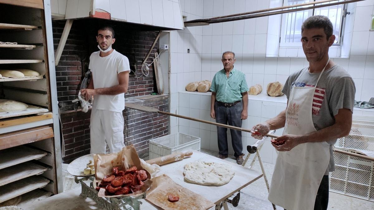 Los hermanos Morán en su panadería de Alcañices