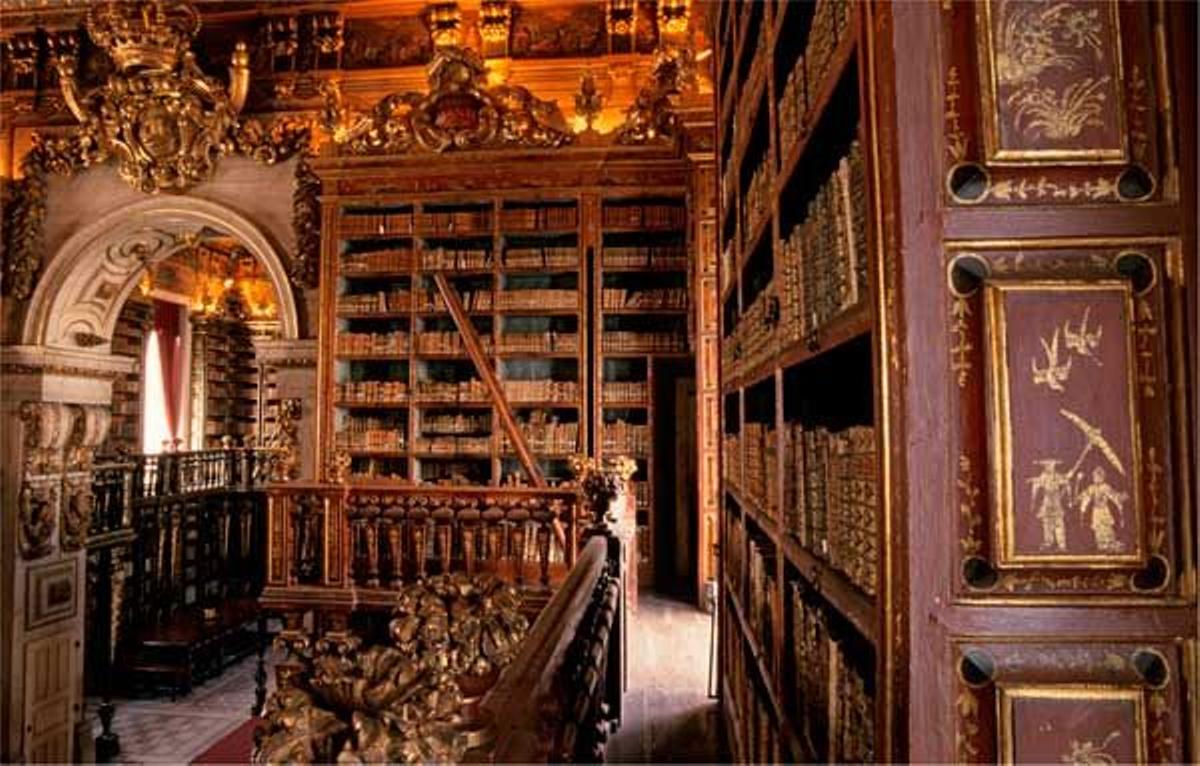 Interior de la Biblioteca Joanina, una biblioteca de la Universidad de Coimbra, erigida en el siglo XVIII, situada en el patio de la Facultad de Derecho.