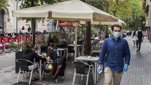 Terrazas en la calle Enric Granados en Barcelona, el pasado julio.