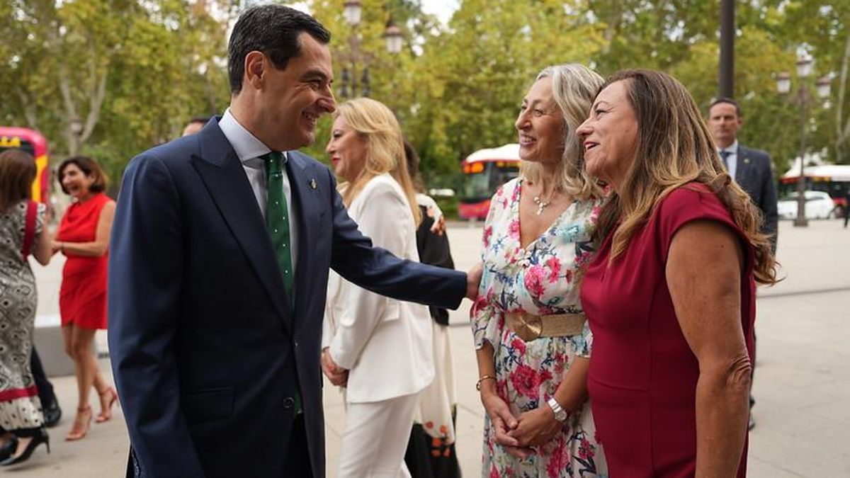 Juan Manuel Moreno con Rocío Hernández, consejera de Salud, y Carmen Castillo, consejera de Educación, tras la primera foto de familia del Gobierno andaluz.