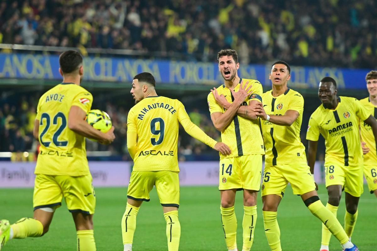 Comesaña celebra el gol del Villarreal al Valencia en La Cerámica.