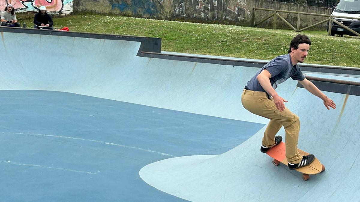 El barcelonés Cristian Ruiz, en el skatepark de Salinas.