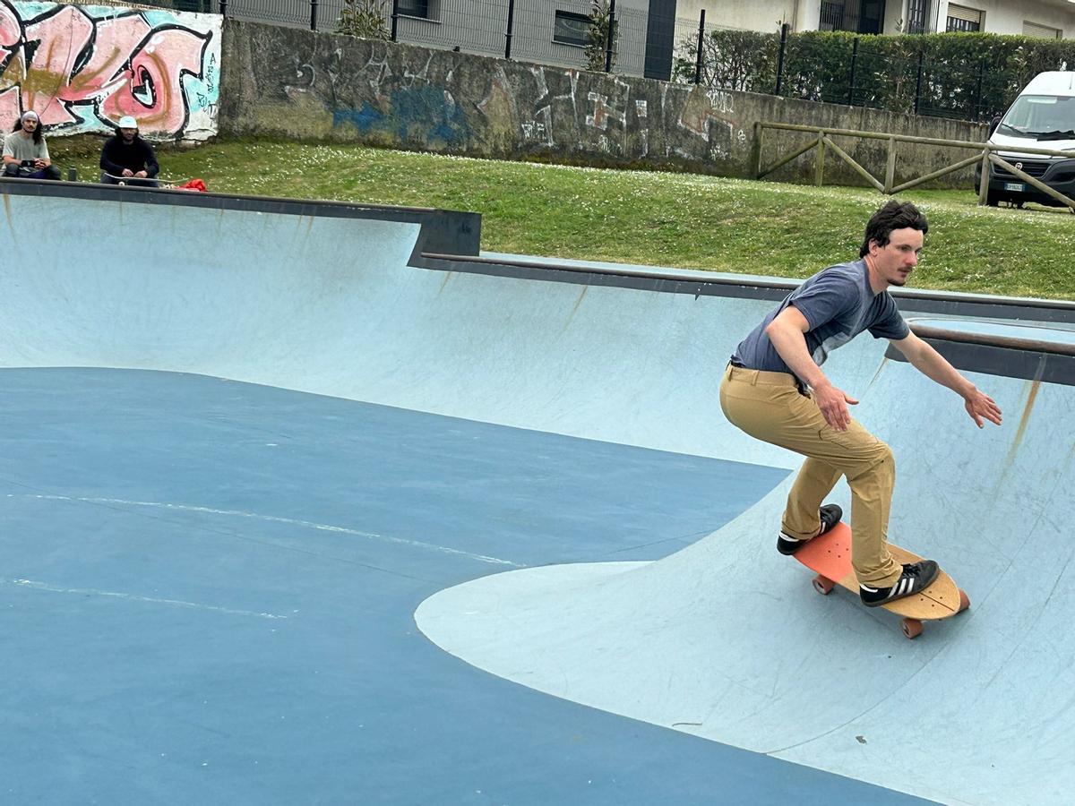 El barcelonés Cristian Ruiz, en el skatepark de Salinas.