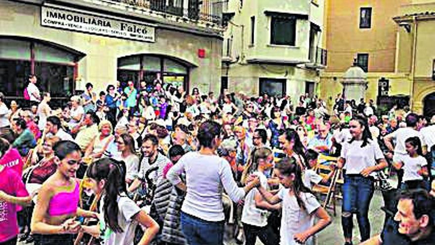 La plaça Major de Llançà, plena a vessar