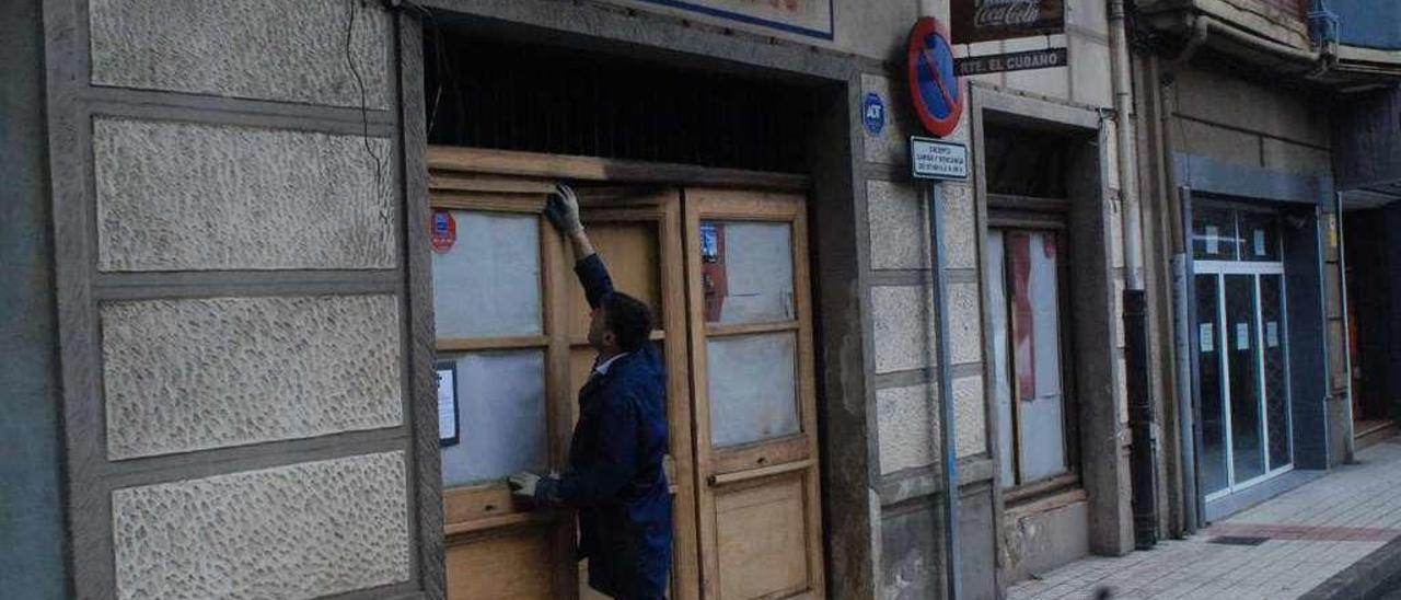 Quico Vega trabajando en la reforma de la fachada de El Cubano, en Candás.