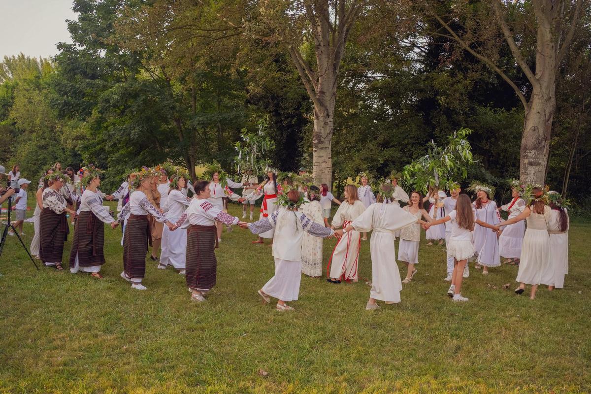 La celebración de los ucranianos en Asturias de la Noche de San Juan, en imágenes