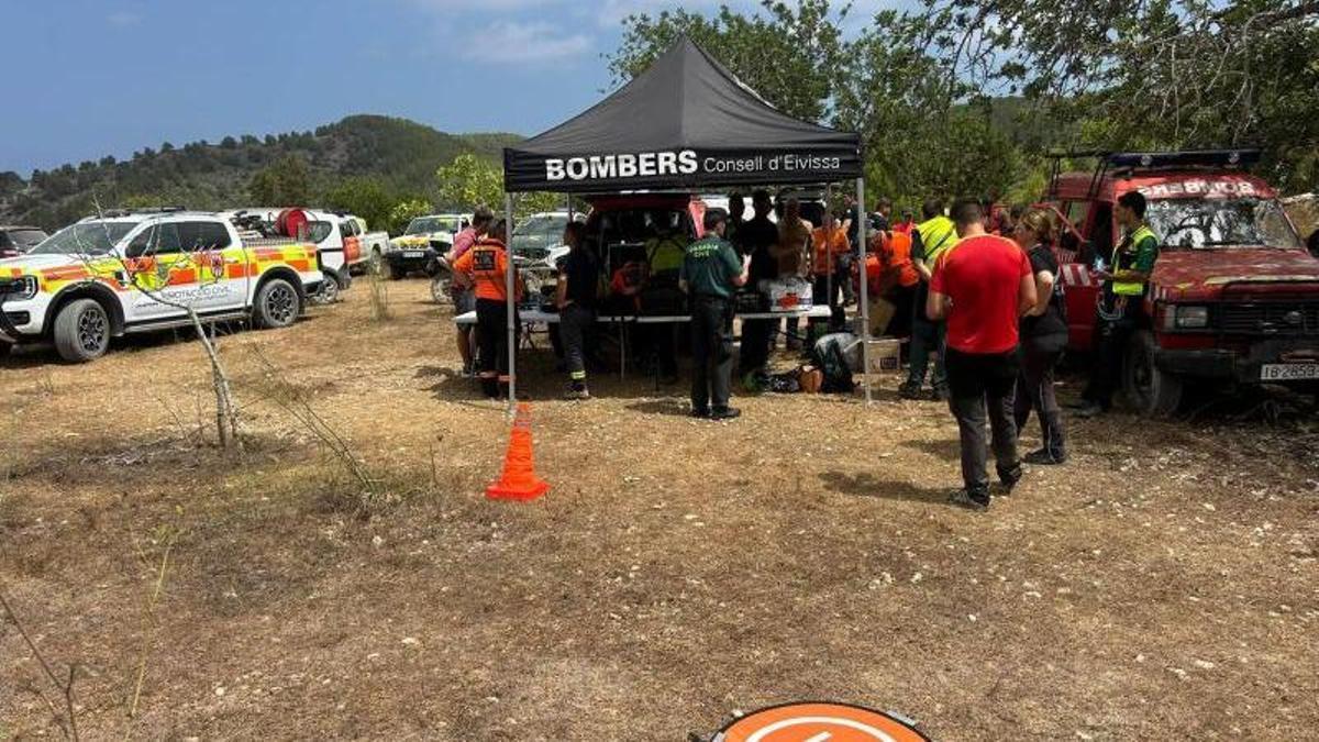 Puesto de control desde el que se coordina la búsqueda del vecino de Sant Joan.