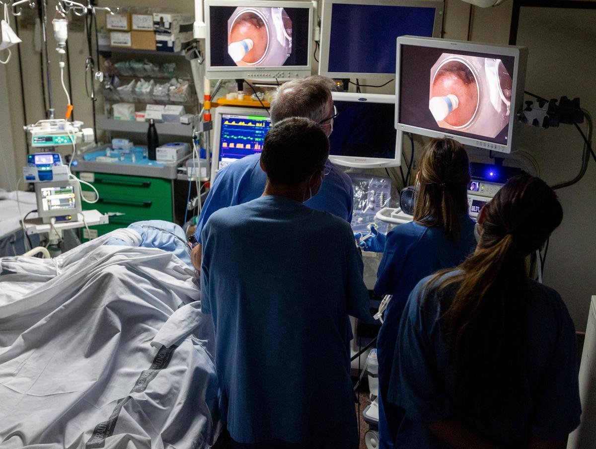 Una operación con máquinas endoscópicas en un hospital.