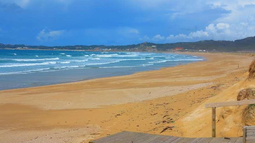 Una vista de la playa de A Lanzada, con el monte Siradella y San Vicente, al fondo.  // Muñiz