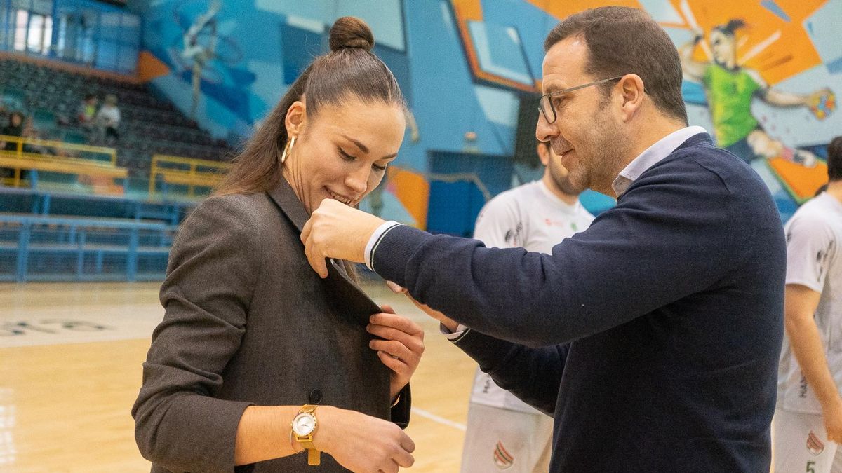 María Prieto O'Mullony recibe la insignia de plata del Balonmano Zamora.