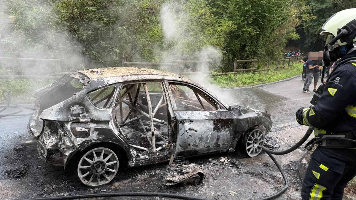 Susto en el Rallysprint de Carbayín tras incendiarse un vehículo, que quedó totalmente calcinado