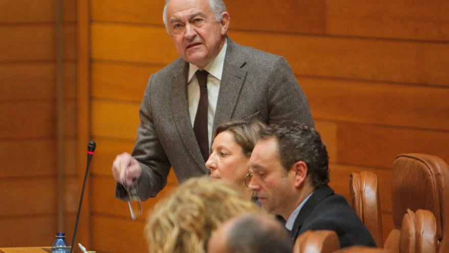 El portavoz socialista en el Parlamento José Luis Méndez Romeu formula una pregunta al presidente en la sesion de control de esta mañana.