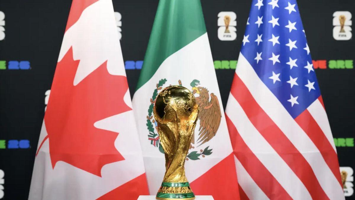 Copa del mundo y banderas de las sedes del Mundial 2026