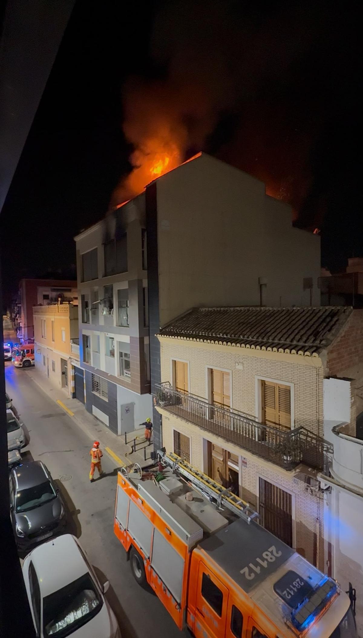 El incendio de la finca de Benetússer durante la madrugada.