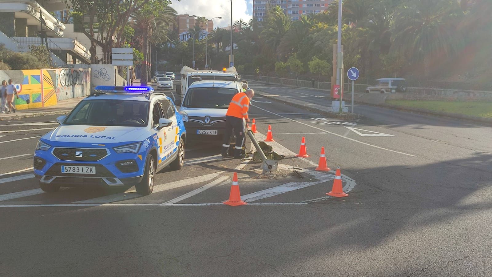 Fotos del accidente de un coche que chocó contra un semáforo en Paseo de Chil y huyó del lugar