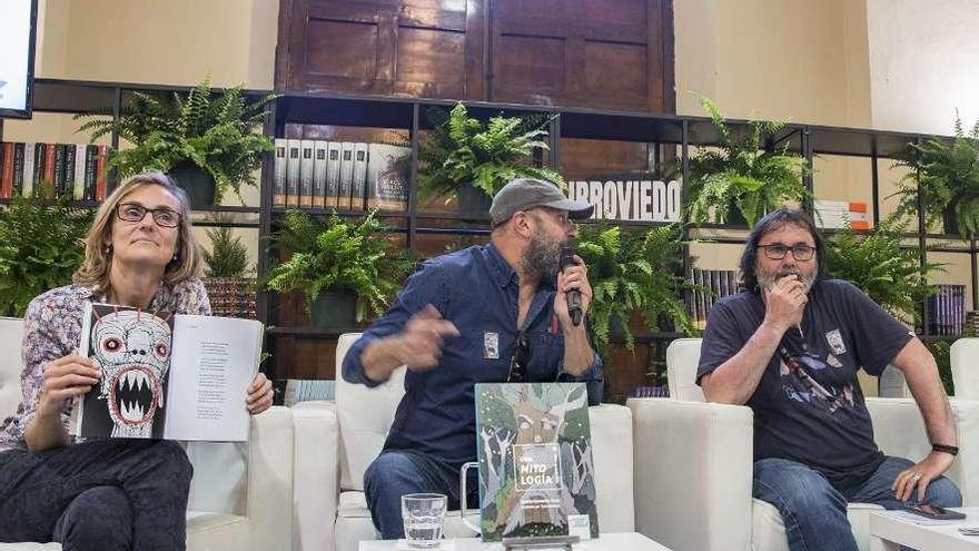 Por la izquierda, la editora Ángela Sánchez mostrando una de las ilustraciones, Toño Velasco y Aurelio González Ovies.